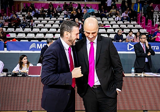 Ibon Navarro y Joan Peñarroya, charlando en la previa de un Andorra-San Pablo Burgos de 2019.