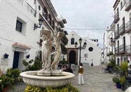Imagen de la plaza de Nuestra Señora del Rosario en Canillas de Albaida.