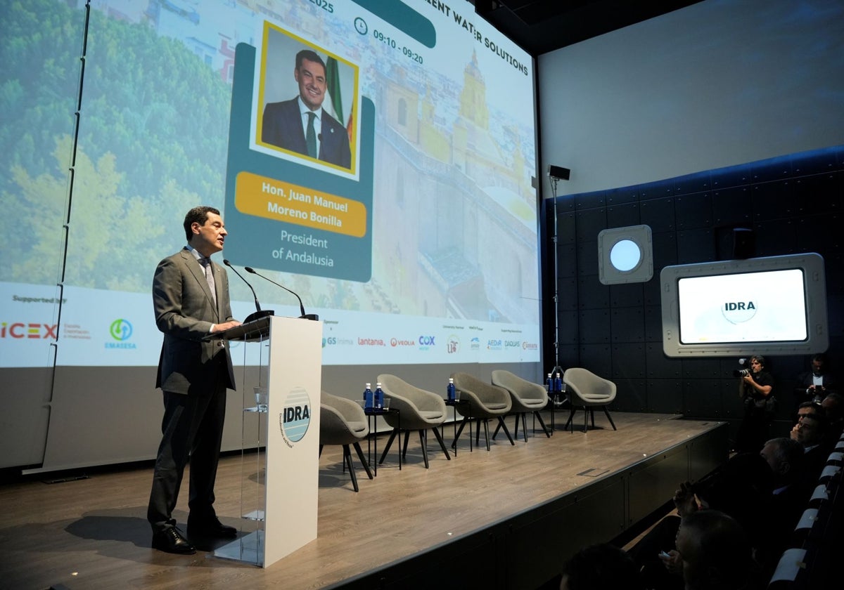 Juanma Moreno reta al Gobierno a transferir las competencias para la desalación si no ejecuta las obras pendientes