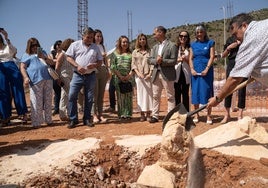Primera piedra del futuro centro.