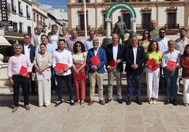 Aguilar y Ruiz Boix, con alcaldes y portavoces municipales de Málaga y Cádiz, en Ronda.