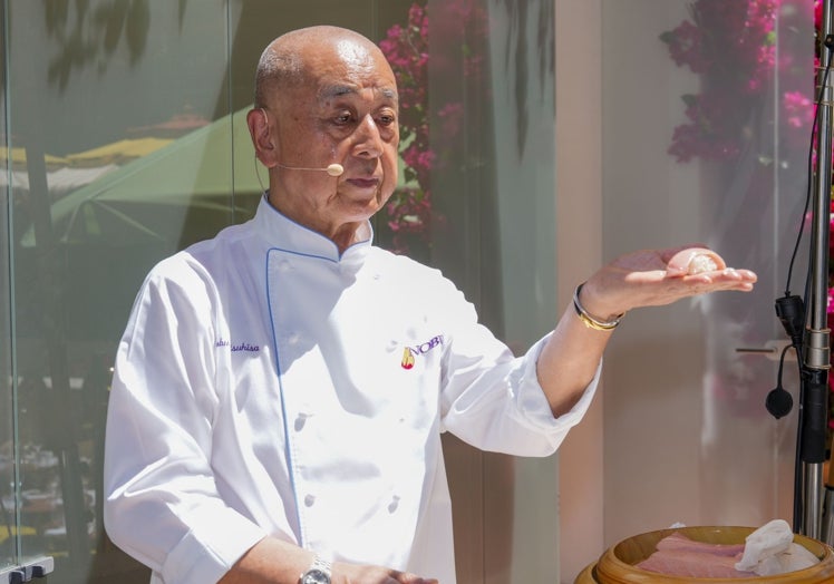 Nobu muestra el nigiri después de su elaboración.