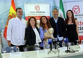 La filántropa, María Bravo, junto a la edil, Isabel Cintado.