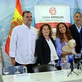 La filántropa, María Bravo, junto a la edil, Isabel Cintado.