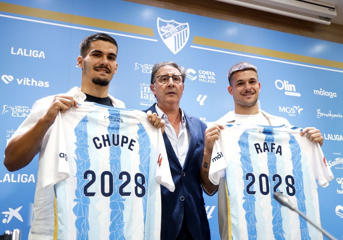 Loren, entre Chupete y Rafa, este martes en la sala de prensa Juan Cortés de La Rosaleda.