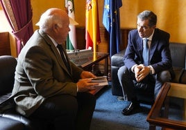 El presidente del Parlamento, Jesús Aguirre, recibe la memoria del TSJA de manos de su presidente, Lorenzo del Río