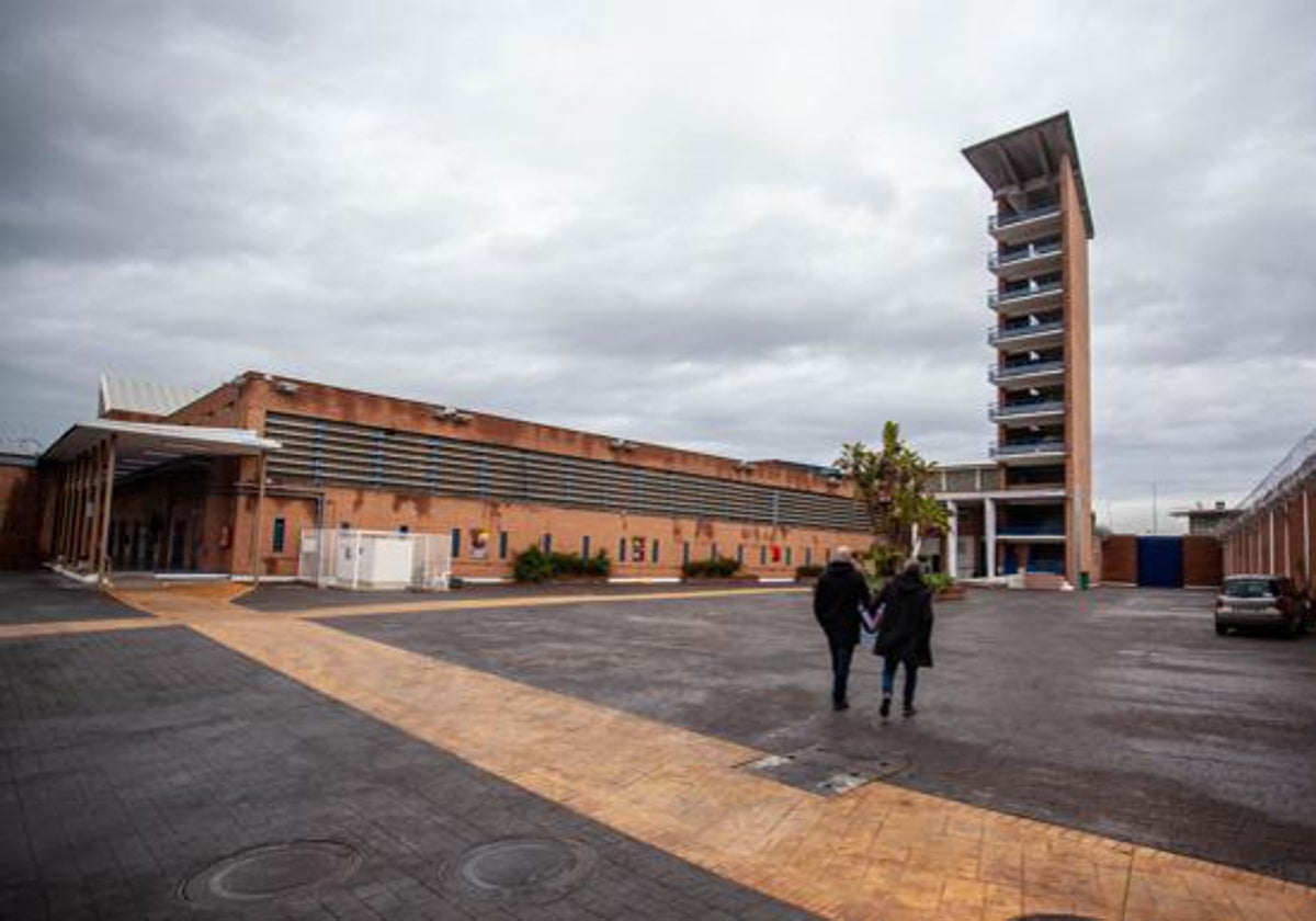 Operación antidroga en la cárcel de Alhaurín: cazan a dos reos con cocaína y hachís tras los vis a vis