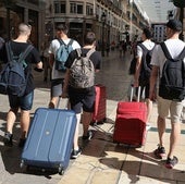 Turistas se dirigen hacia sus alojamientos en el centro de Málaga.
