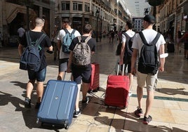 Turistas se dirigen hacia sus alojamientos en el centro de Málaga.