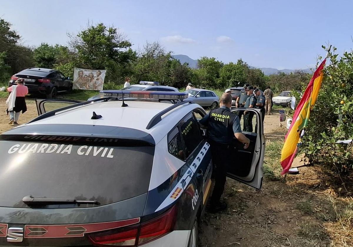 Imagen principal - Medio centenar de personas impide el paso de las máquinas para las obras de la depuradora en Vega Mestanza