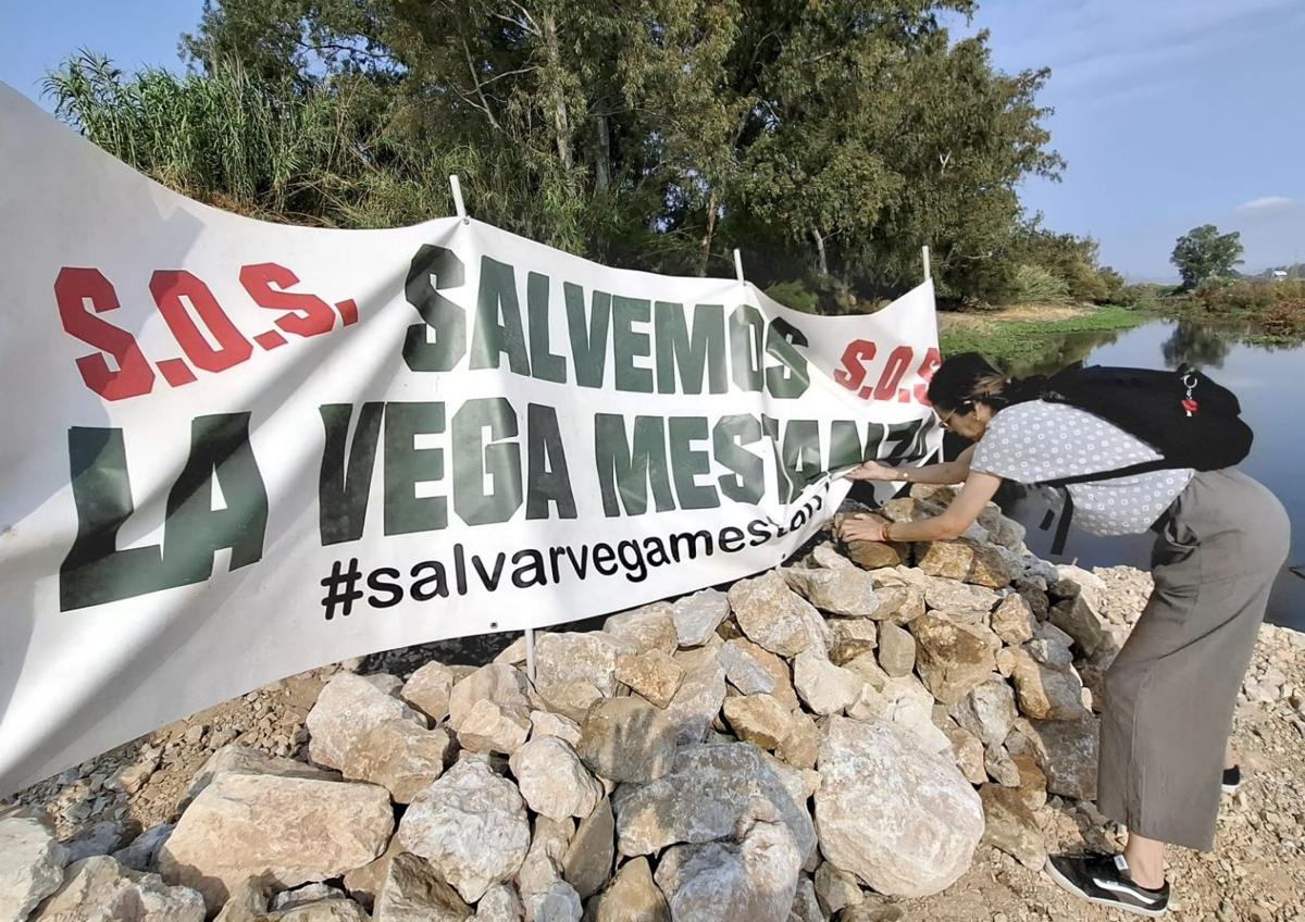 Imagen secundaria 1 - Medio centenar de personas impide el paso de las máquinas para las obras de la depuradora en Vega Mestanza