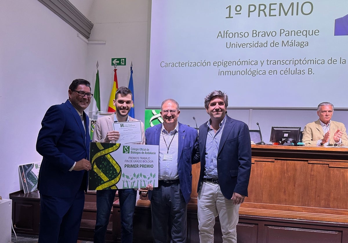 El estudiante de Bioquímica de la UMA Alfonso Bravo, con el premio al mejor TFG por el COBA.