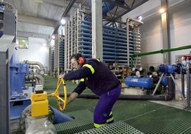 Un operario trabaja en la desalobradora de El Atabal, en Málaga.