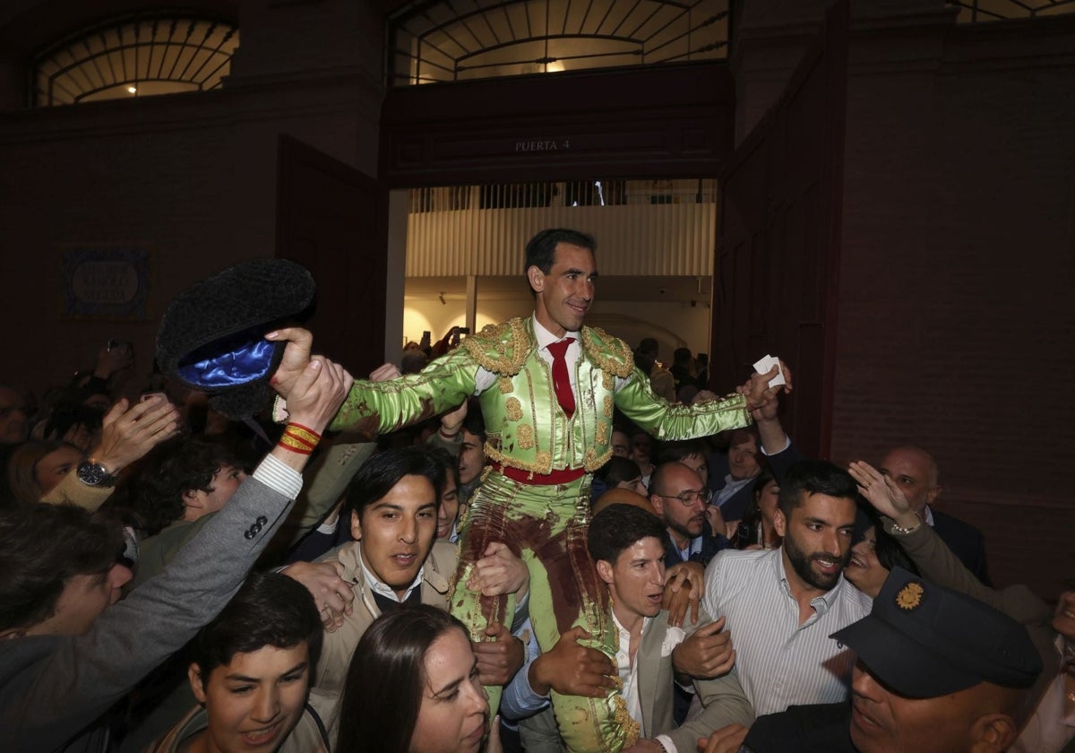 Salida a hombros de Fortes en La Malagueta el pasado Sábado Santo.