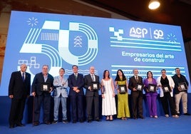 Protagonistas del acto celebrado este miércoles en la estación de cruceros del puerto.