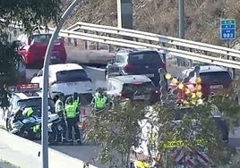 Efectivos de la Guardia Civil en el lugar del siniestro.