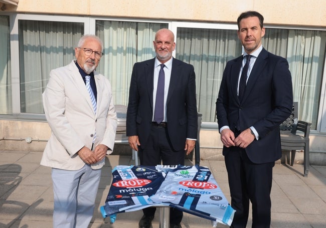 Víctor Luque, a la derecha de la imagen, junto a José Linares (presidente de Trops) y Alberto Camas (presidente del Balonmano Ciudad de Málaga).