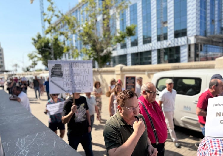 Los empleados del exCEMI recorren las instalaciones de Tabacalera en manifestación.