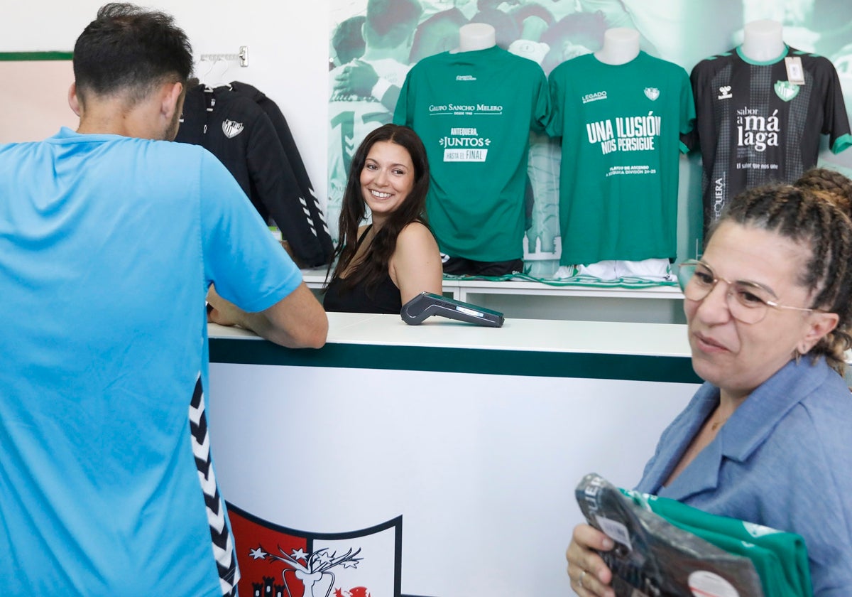 Los aficionados están acudiendo al estadio esta semana por su entrada y camiseta conmemorativa.