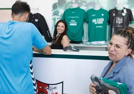 Los aficionados están acudiendo al estadio esta semana por su entrada y camiseta conmemorativa.