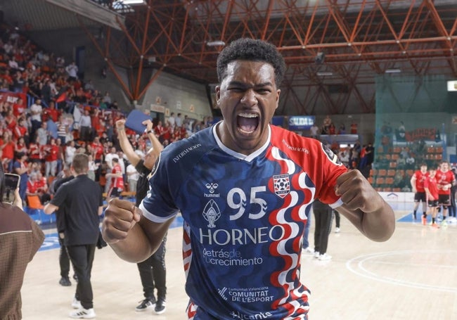 Caue Martins celebra un gol con el Alicante.