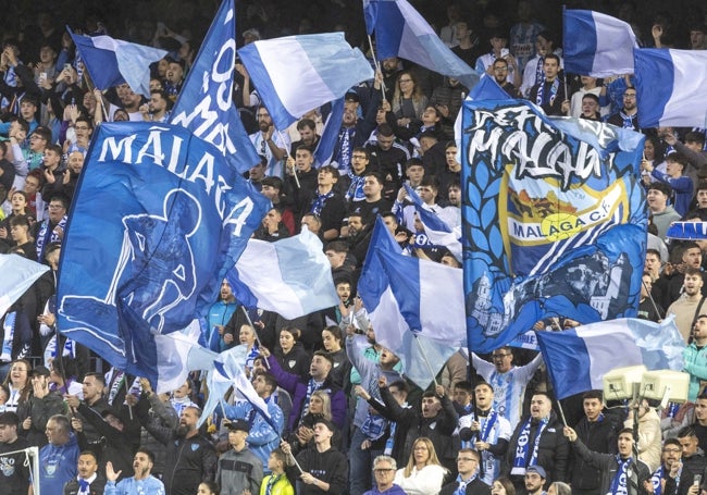 Las banderas gigantes malaguistas en la grada de animación.