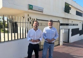 Los concejales socialistas delante del centro de salud de La Cala.