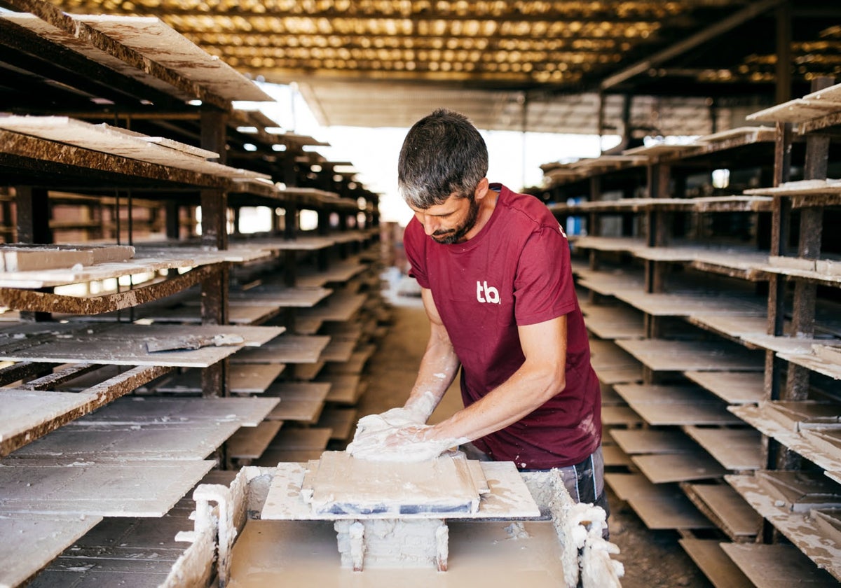 Un trabajador de Todobarro, en el tejar artesanal de Vélez-Málaga, elaborando las piezas.