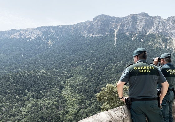 Imagen de archivo de dos agentes del Seprona.