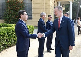 Juanma Moreno saluda al Rey al inicio de la Conferencia.
