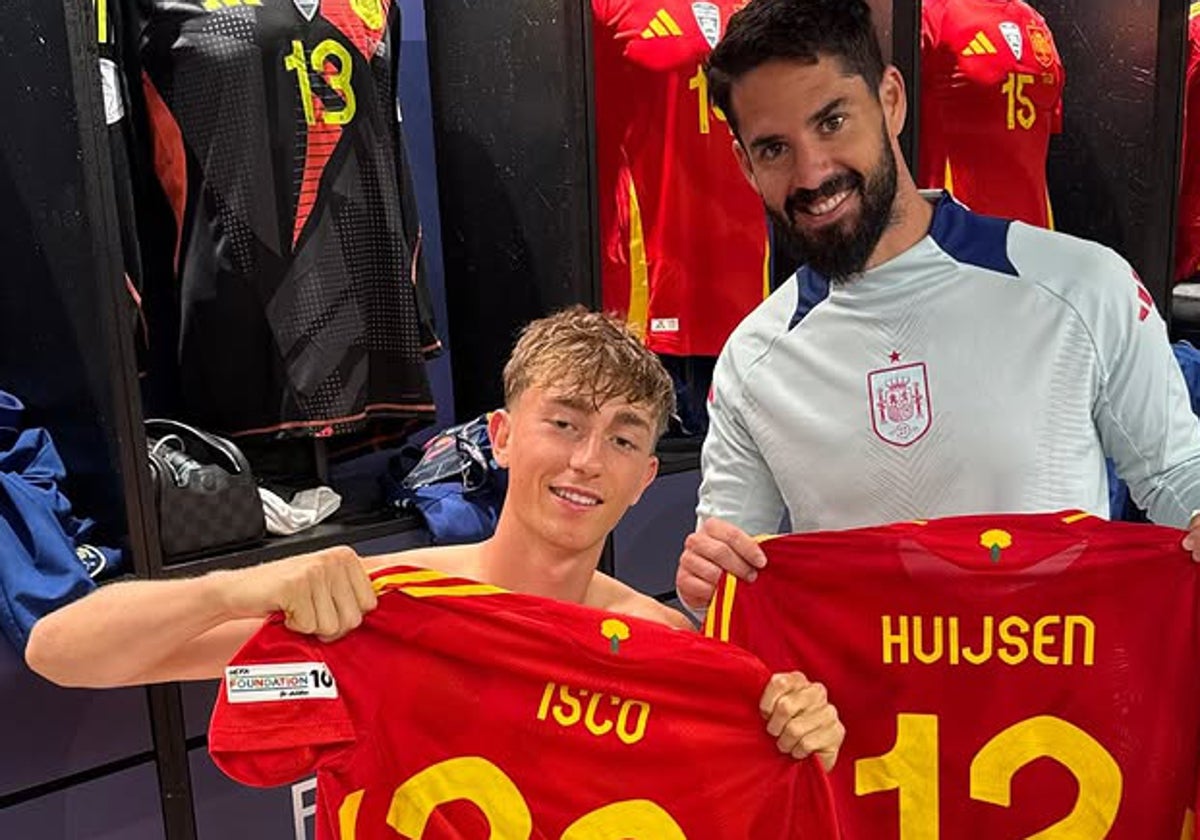 Huijsen posa con la camiseta de Isco y el medio punta con la del central, tras el partido de España ante Francia.