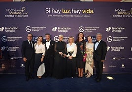 Representantes institucionales, directivos de la AECC y artistas de la gala como Pasión Vega, en el photocall.