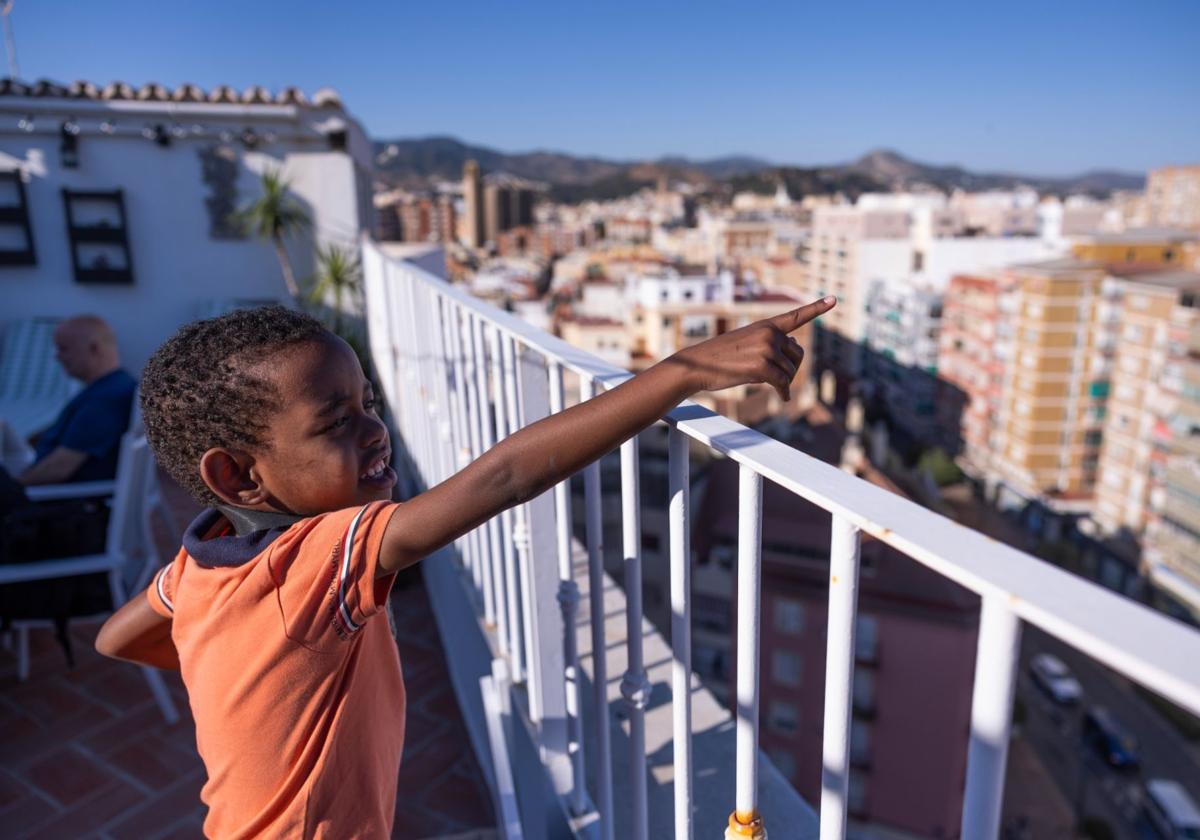 Alí, en la terraza de la casa de la familia que lo ha acogido junto a su madre durante su operación de corazón y convalecencia.