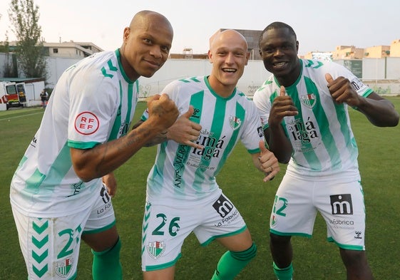 Biabiany, Isaac y Fomeyem celebran una victoria del Antequera esta temporada.