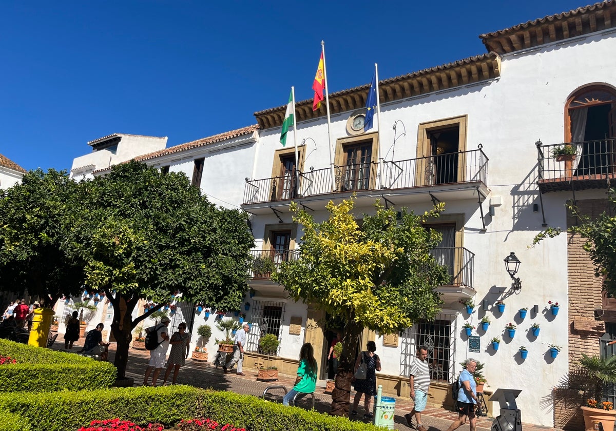 El Ayuntamiento emite un bando que regula la convivencia durante la Feria de Día de Marbella
