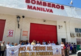 Concentración pacífica de vecinos de Manilva en contra del cierre del Parque de Bomberos de esta localidad.