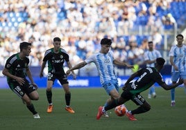 Lobete, en una acción ante Arroyo en el último partido de la temporada 2024-25 para el Málaga.