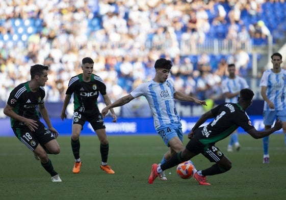Lobete, en una acción ante Arroyo en el último partido de la temporada 2024-25 para el Málaga.