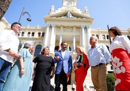 Pérez, en el centro, esta mañana con la mayoría de los concejales socialistas ante el Ayuntamiento.