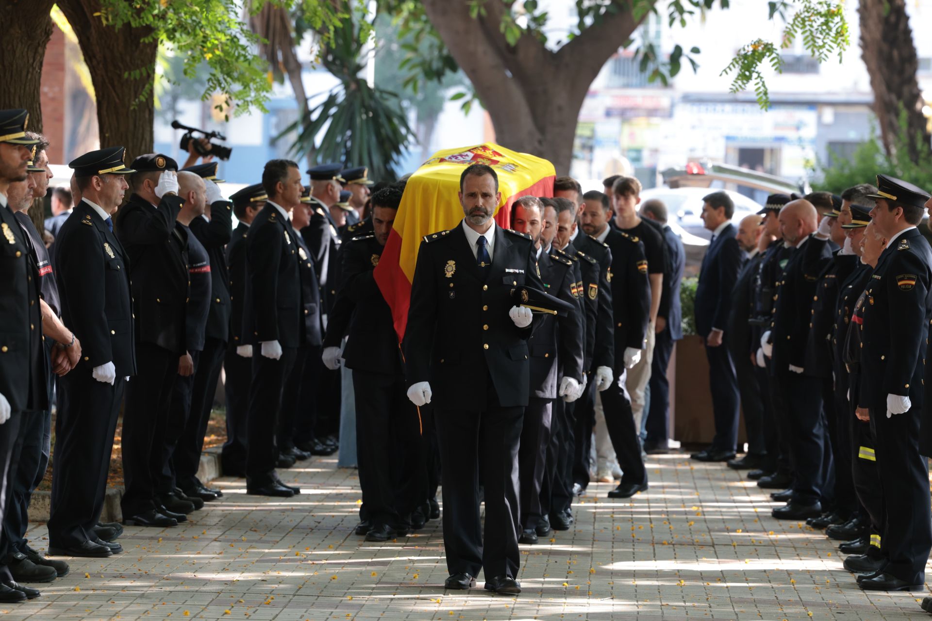 El adiós de la Policía a Antonio: la Comisaría recibe su féretro para imponerle la medalla roja