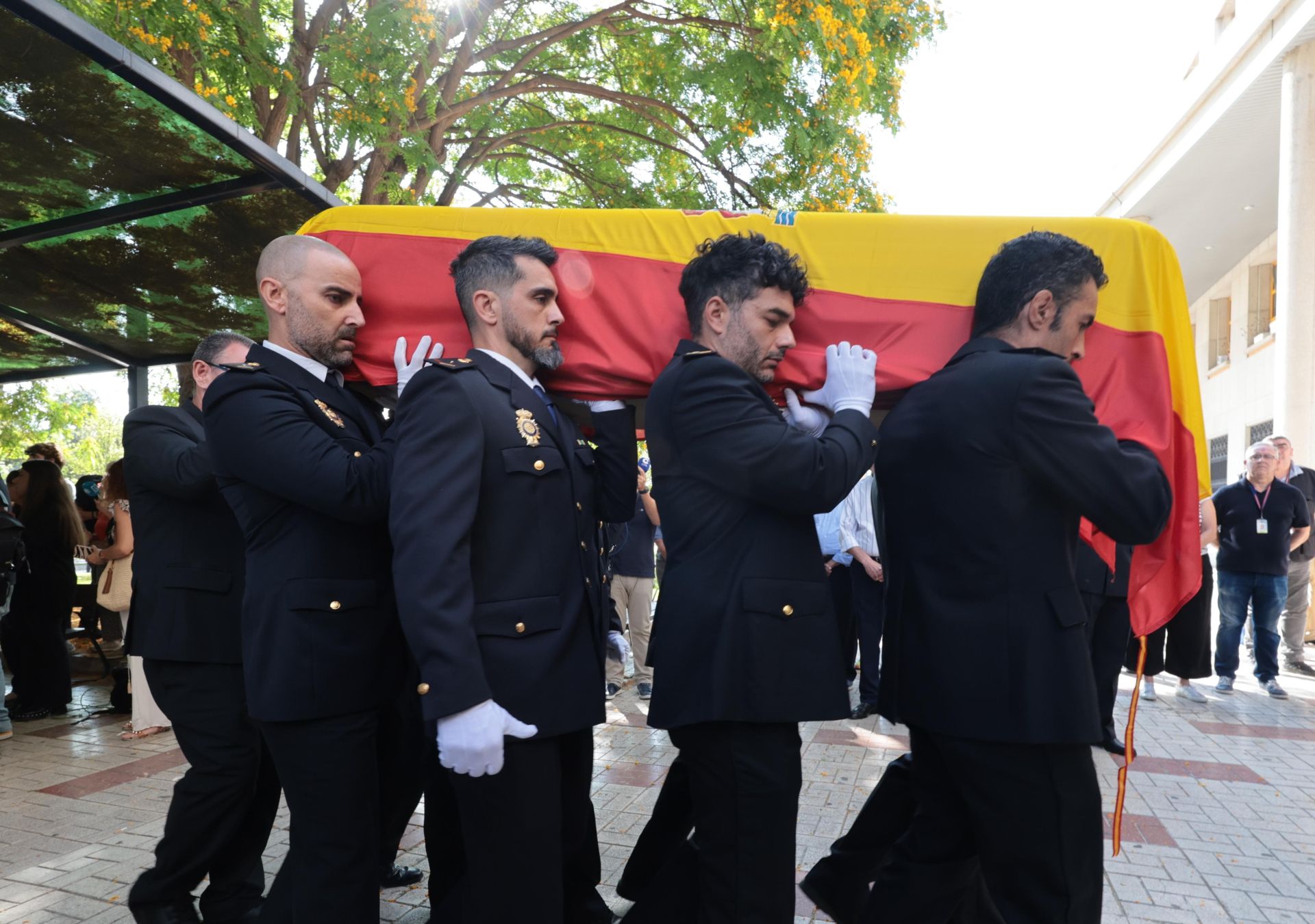 El adiós de la Policía a Antonio: la Comisaría recibe su féretro para imponerle la medalla roja