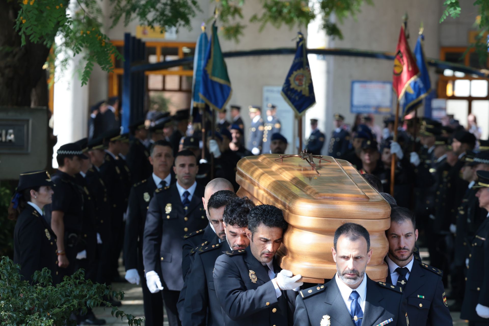 El adiós de la Policía a Antonio: la Comisaría recibe su féretro para imponerle la medalla roja