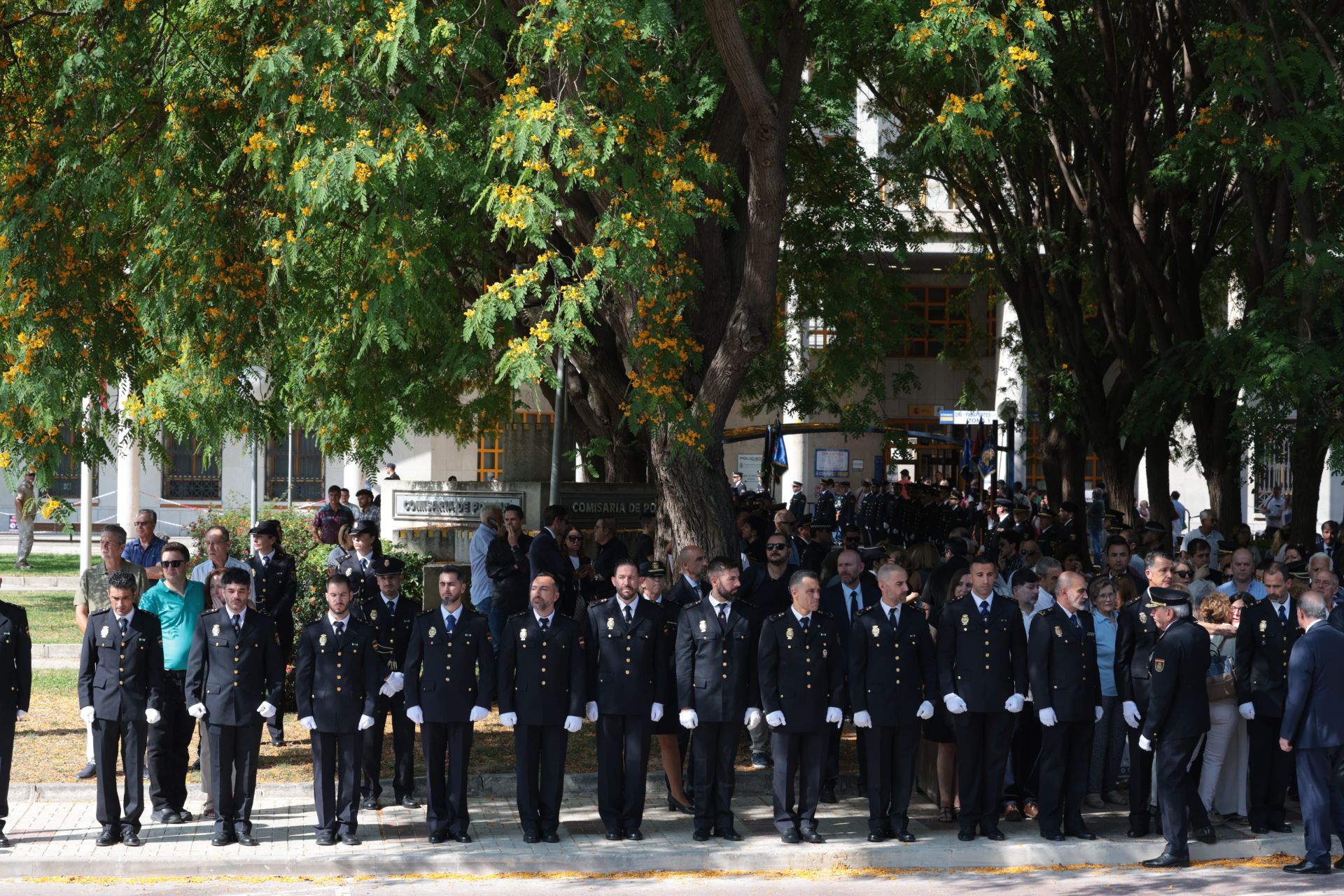 El adiós de la Policía a Antonio: la Comisaría recibe su féretro para imponerle la medalla roja