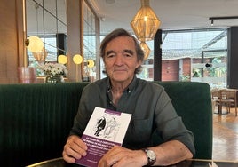 Fernando Arcas, junto a su libro, en el Hotel Molina Larios de Málaga.