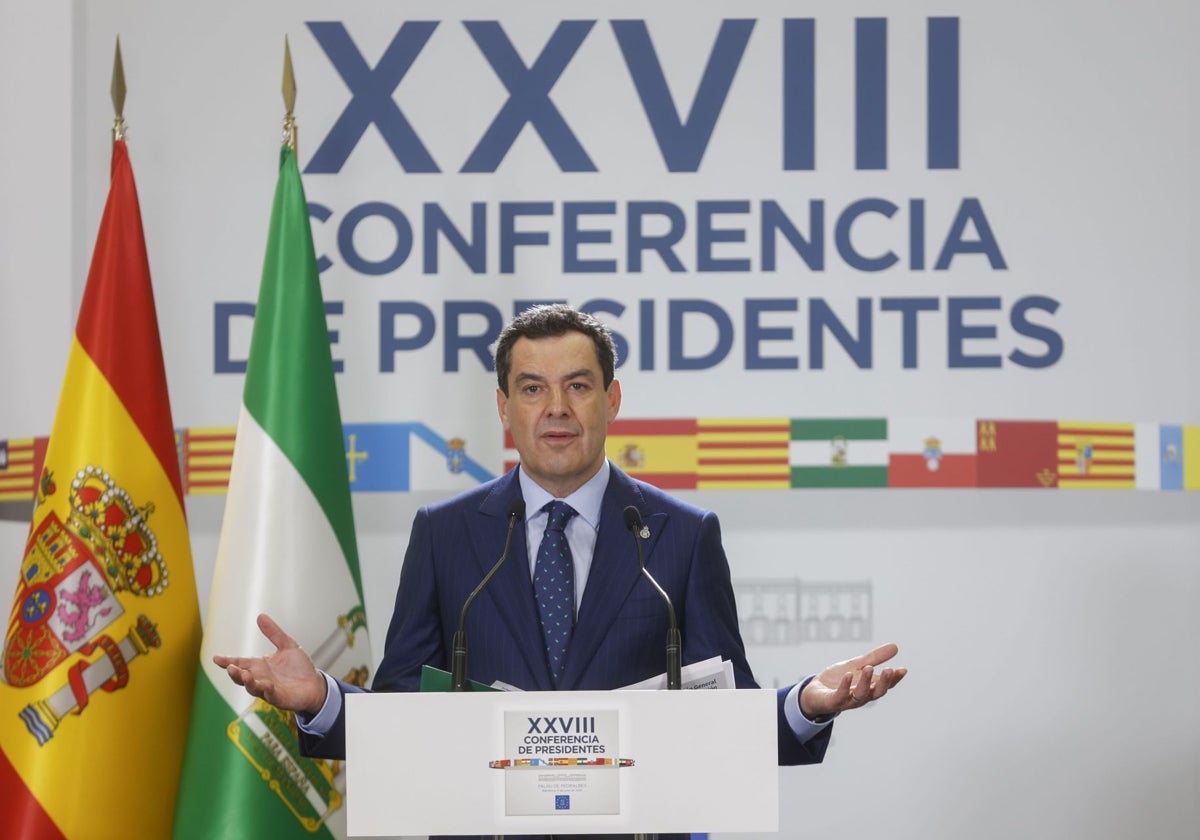 Montero y Óscar Puente arremeten contra Moreno por vaticinar que Sánchez acabará convocando «a palos»
