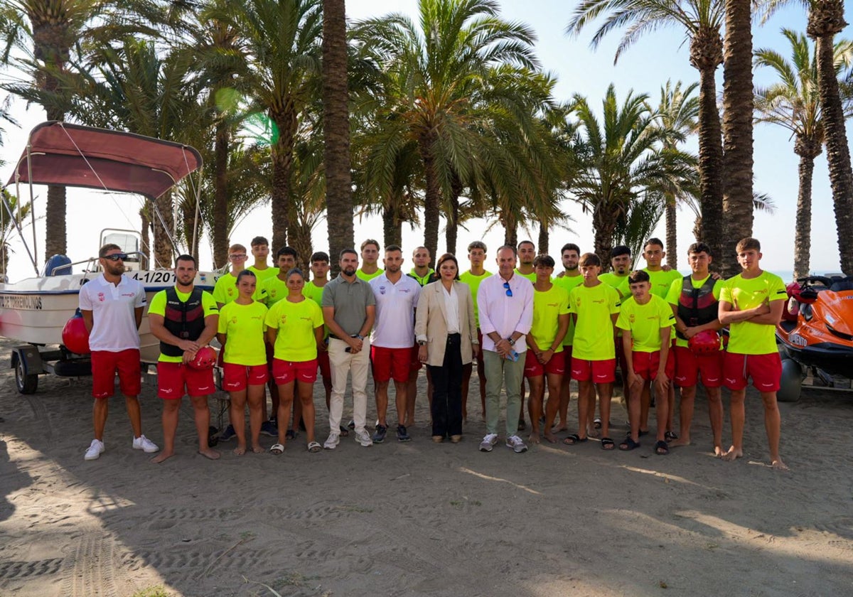 La alcaldesa, con responsables municipales y de dispositivo.