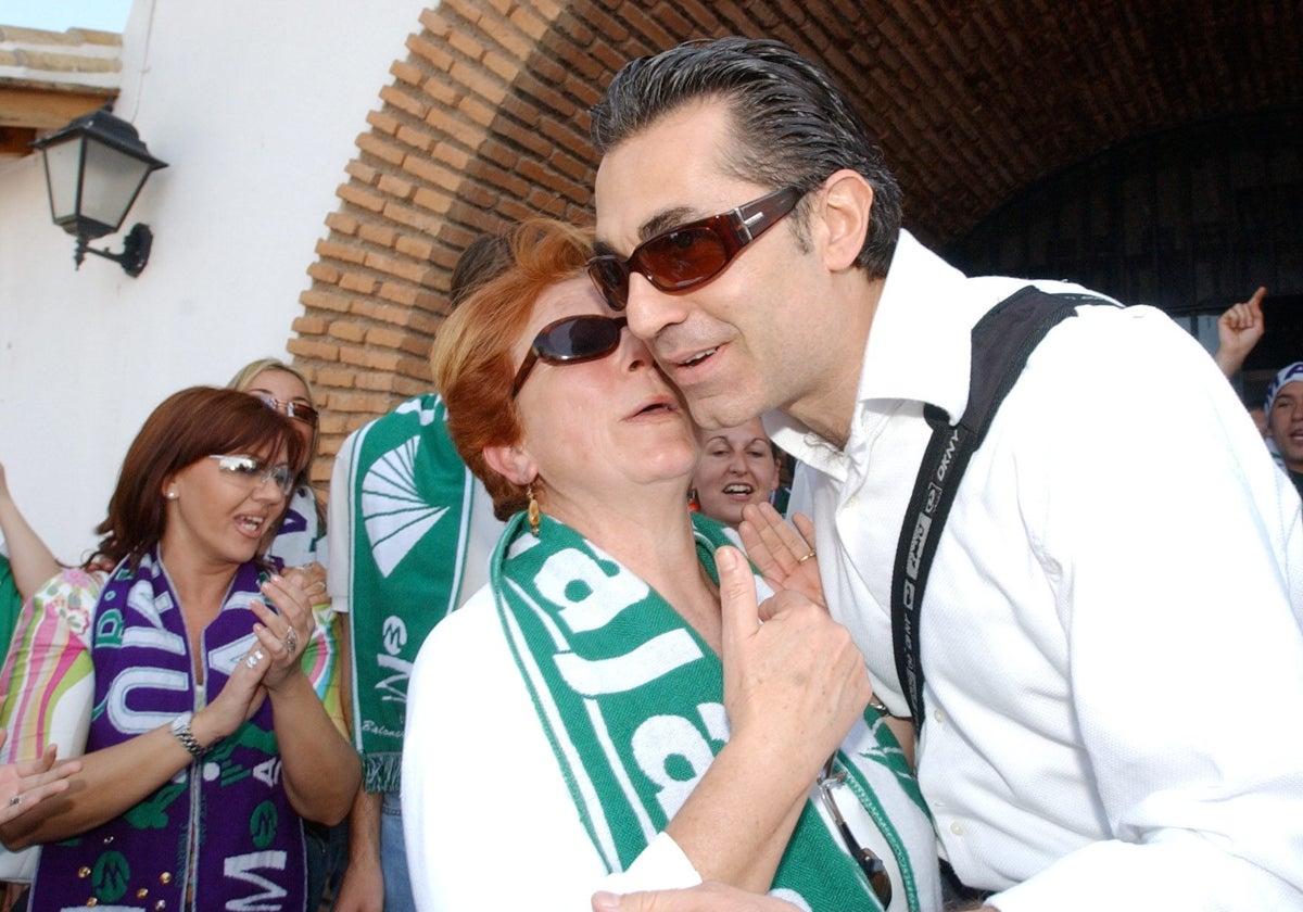 Sergio Scariolo, felicitado por una aficionada en el aeropuerto en 2005 tras eliminar al Valencia.