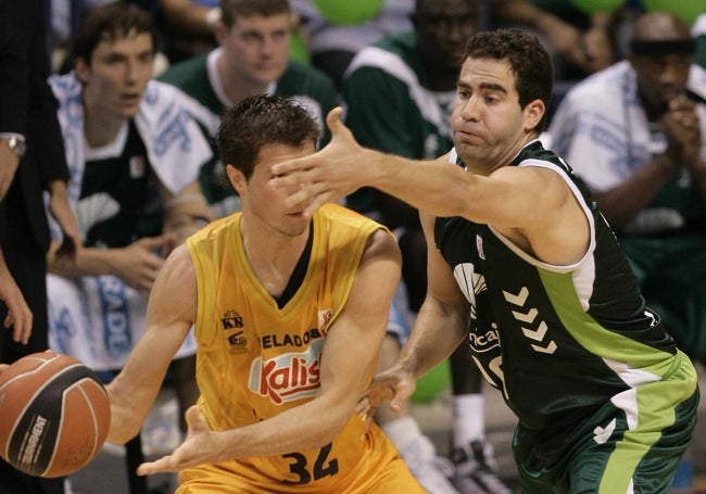 Cabezas defiende a Mario Fernández en el play-off de 2009.