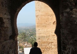 El arco de herradura del castillo ubicado en el cerro de las Torres.