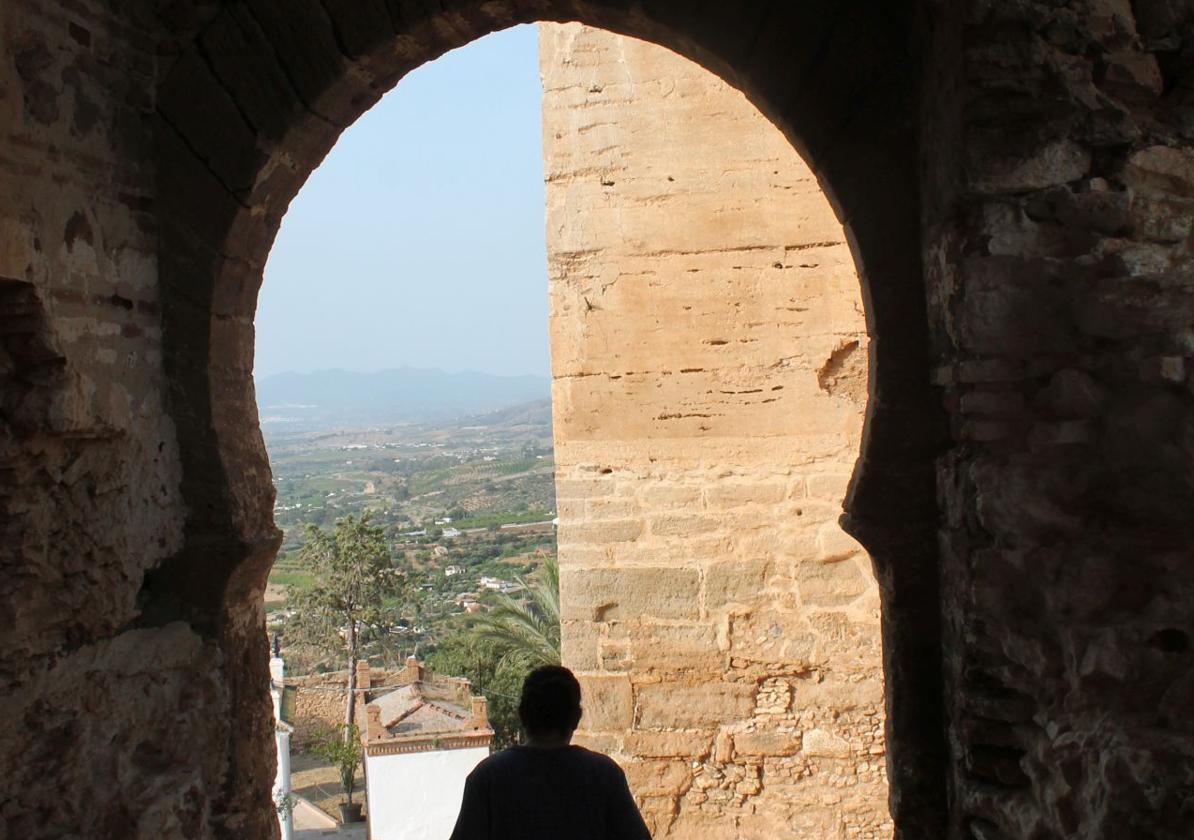 El arco de herradura del castillo ubicado en el cerro de las Torres.